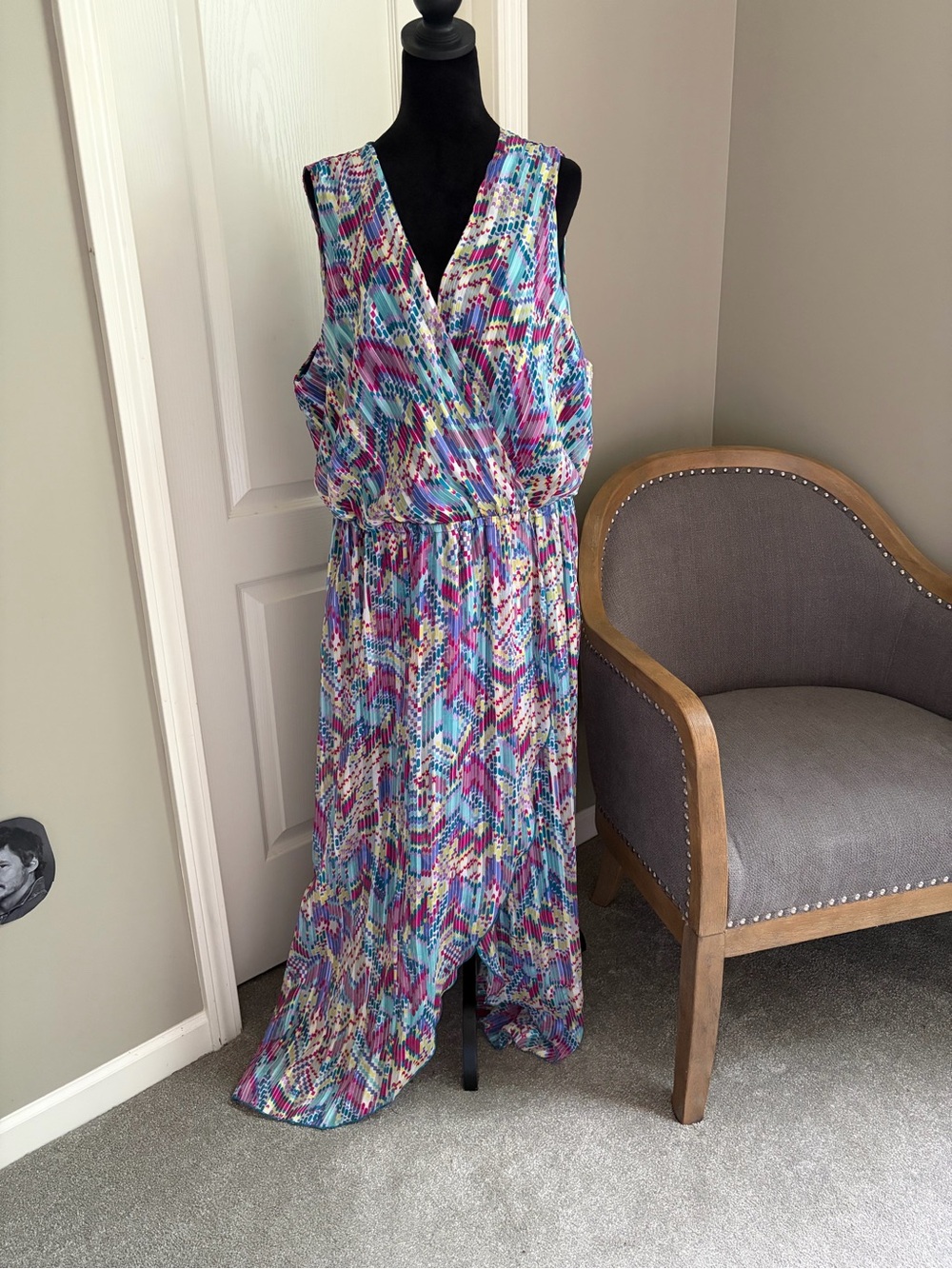 Sleeveless Multicolor Pleated Maxi Dress with Surplice Neck
